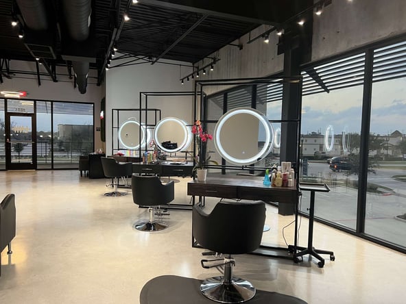 Station for Rent in Luxury Salon