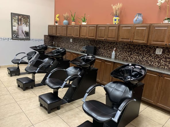 Salon Chair in East Orlando – Daily or Weekly Rent Available!