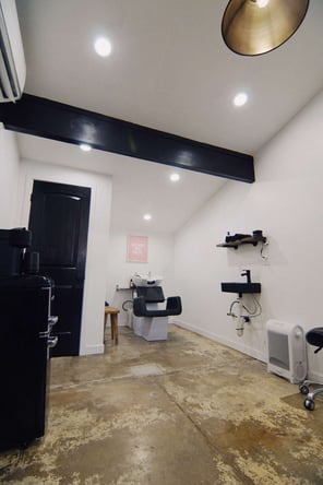 “Your Dream Hair Studio: Rent Today!”