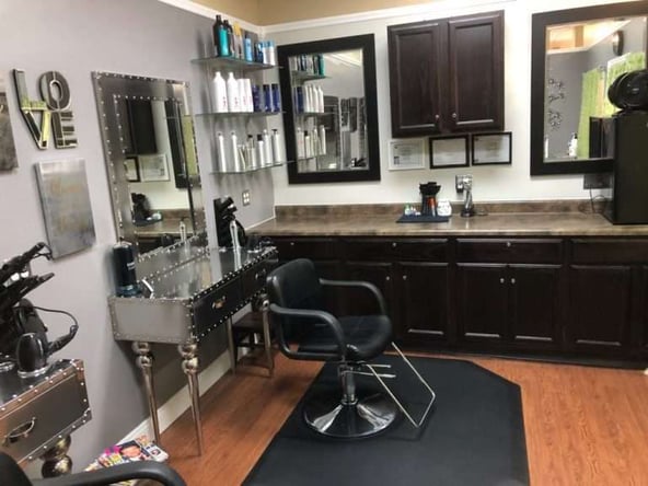 CENTRALLY LOCATED BETWEEN PORT CHARLOTTE, NORTH PORT & ENGLEWOOD, A SELECT SALON HAS A SUITE OPEN