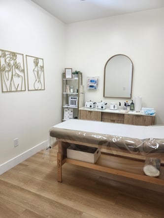 Flex Room for Spray Tan or Lash Artist, Client Referrals Included – South Torrance