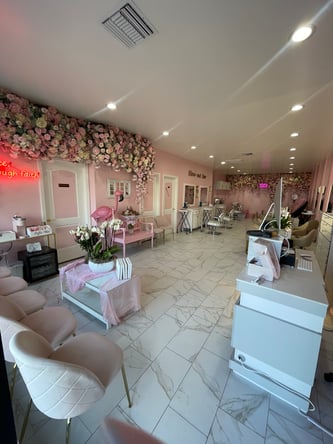 Best opportunity for promoting your business in a beautiful salon in Glendale
