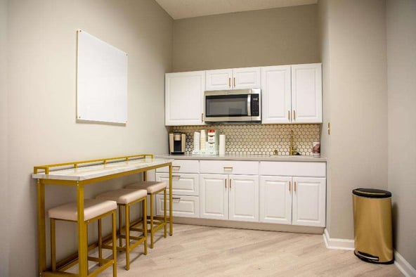 Salon Suites Co-Working Space! Daily or monthly rental.