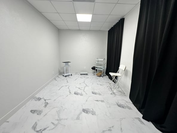 PRIVATE SALON SUITE ROOM