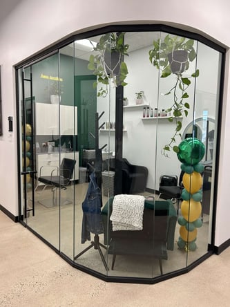 Are you an animal lover who is passionate about hair? Come sublet and join our team!