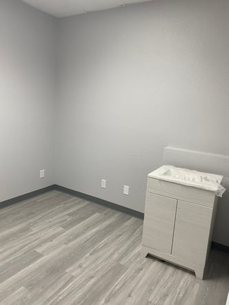 salon suites available for rent