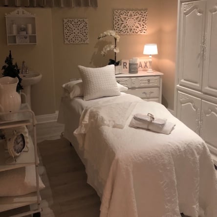 LICENSED AESTHETICIAN OR MASSAGE THERAPIST