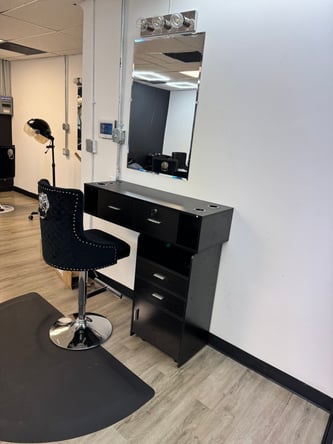 Booths & Private Suites for Rent – Crown by Yoda Salon, Chicago (5030 W North Ave)