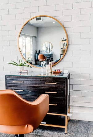 Salon station for lease