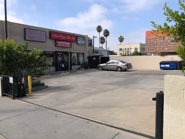 Prime Hollywood Salon Chair: Thai Town, Flexible Terms, High Traffic + FREE Parking!