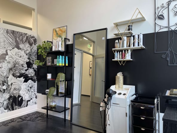 Salon studio for rent !