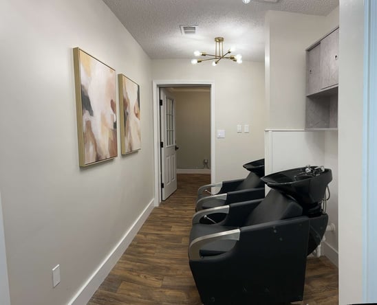 Beautifully renovated in 2023 with wood tone floors and gold light fixtures✨