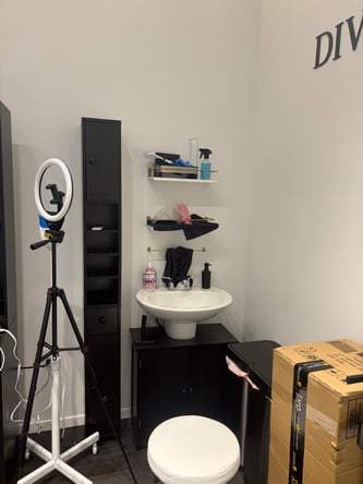 SUBLEASE DOWNTOWN SANTA MONICA SALON SUITE