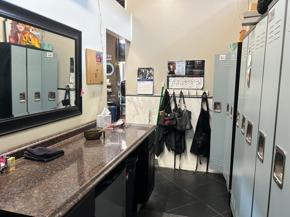 Chair/station rental in Downers Grove