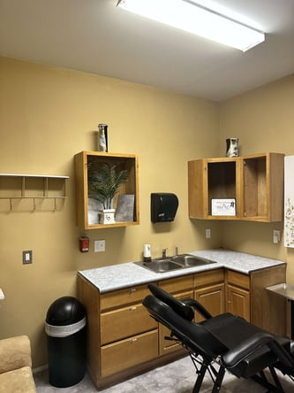Beautiful Salon Room available NOW!