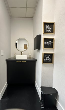 PRIVATE SALON SUITE ROOM