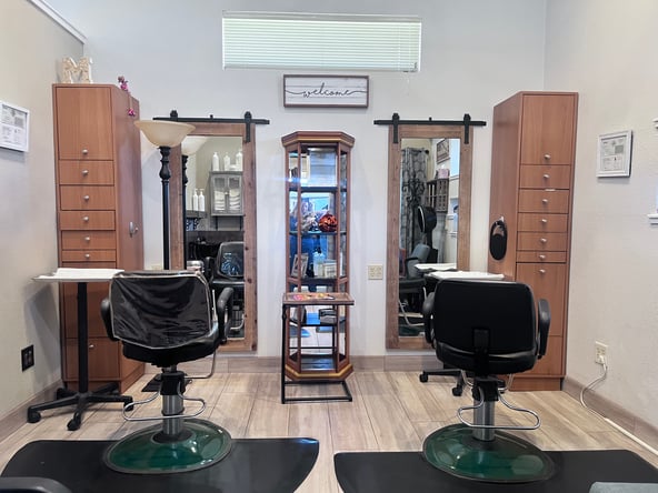 Large 12×11 Salon Suite in Historic Folsom – Window & Parking!