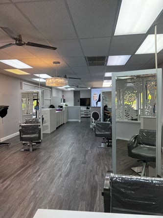 Rent a Chair at a Stylish Brazilian Salon – Prime Location, Modern Facilities!