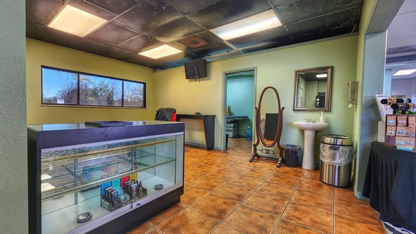 Standalone Hair & Nail Salon Available For Lease In Spring Hill, FL – 46,000VPD