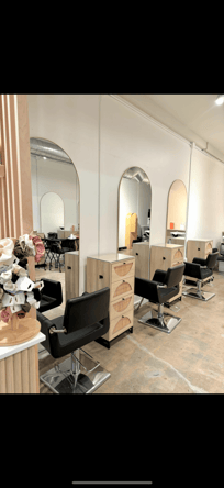 Salon Chair Available in Trendy Kenneth Village, Glendale