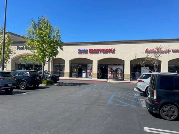“Prime Hair Stylist Space Near SoFi Stadium – Rent Today!”
