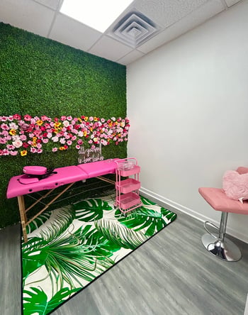 Storefront Salon Suites & Booths – Daily & Weekly Rentals