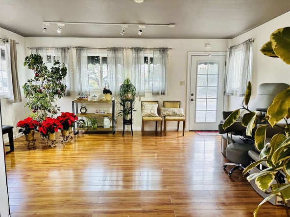modern salon space available for share
