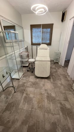 Modern , clean, beautiful nail salon is ready for a good team to work amazing.1,500 sqft salon