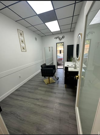 Salon Suites for Rent in Mobile Alabama. 4 weeks free! $235 a week