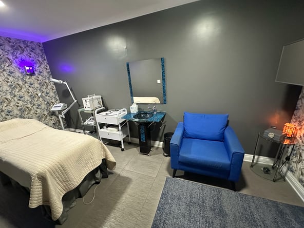 2 WEEKS FREE + All-Inclusive Booth Rental in Granada Hills — $265/Week