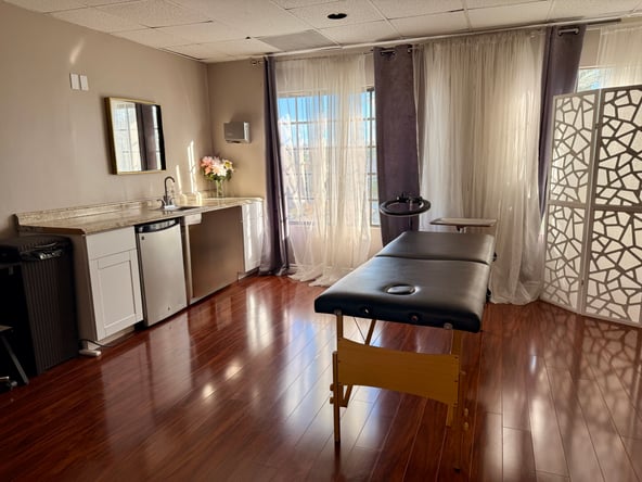 Prime Huntington Beach Salon Chair for PMU, Lashes, Waxing & More! Steps from Main Beach
