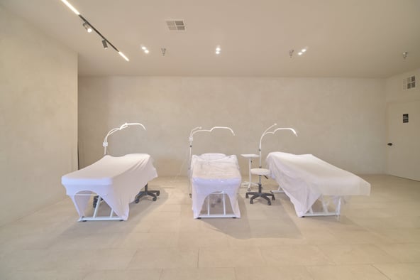 (FULLY RENOVATED) Space for Rent Available for Nail, Eyelash, Wax, and Tattoo Artist.