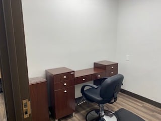 Roseville Salon Suites for Lease – 8×8 Suite! Perfect for Beauty Pros