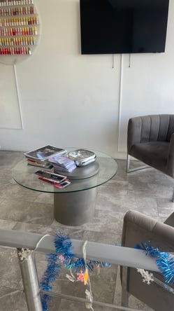 Modern , clean, beautiful nail salon is ready for a good team to work amazing.1,500 sqft salon