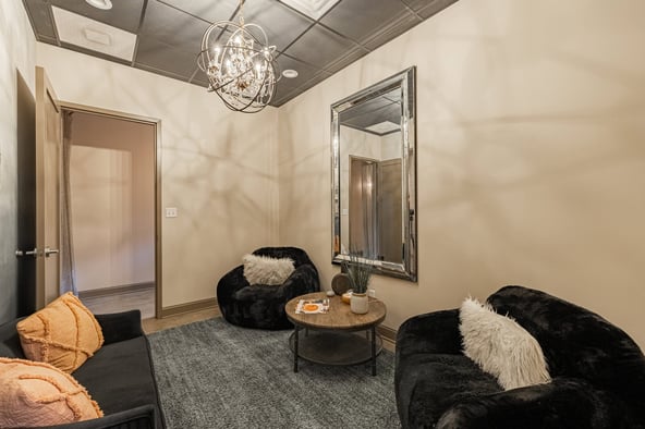 Upscale Salon Suites & Chairs for Rent – Prime Location | All-Inclusive Amenities!