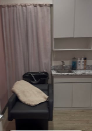 Salon Chair for Rent at Golden Cuts Color – San Rafael, CA