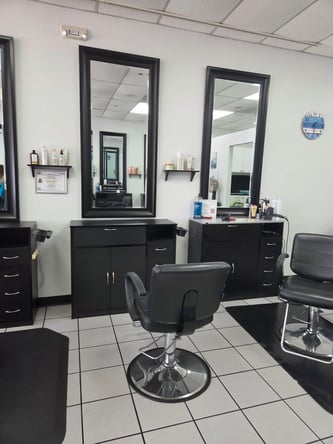 Salon Chair for Rent in Palm Beach Gardens – $250/week