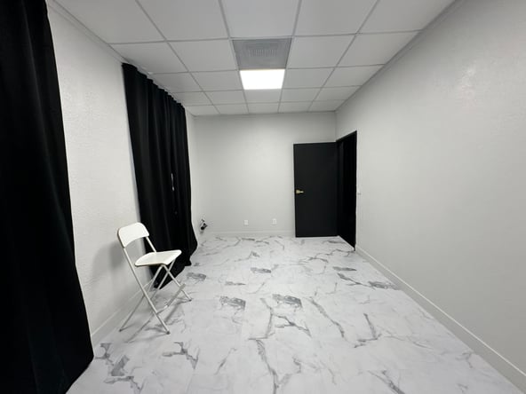 PRIVATE SALON SUITE ROOM