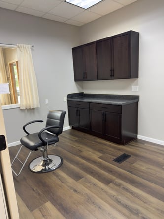 Upscale Salon Suites available !