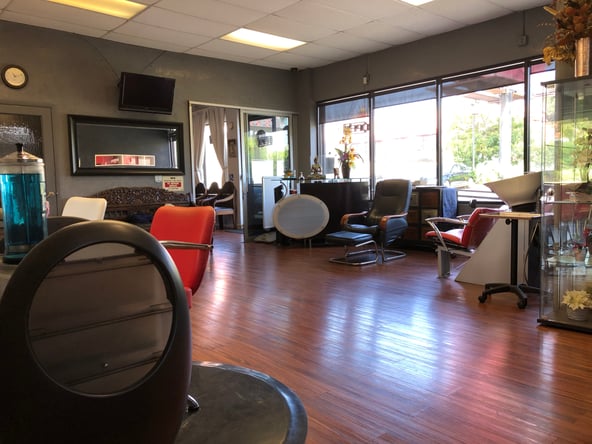 Prime Hollywood Salon Chair: Thai Town, Flexible Terms, High Traffic + FREE Parking!