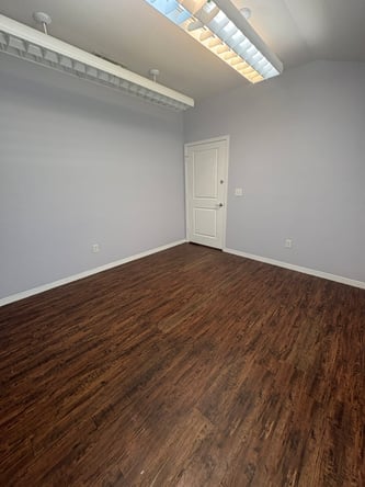 ✨ Salon Suite Available in Cedar Hill ✨ 📍$250/week – Front Window Suite | 1 Week FREE Every 6 Month