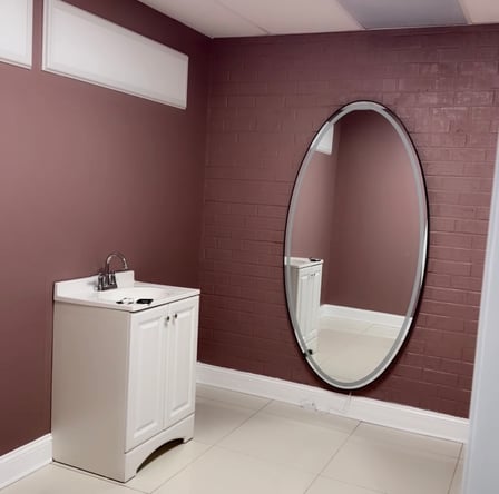 Salons by JE Monthly Rentals $700/Month, Large Suite (133 sq.ft.) $500/Month, Small Suite (80 sq.ft