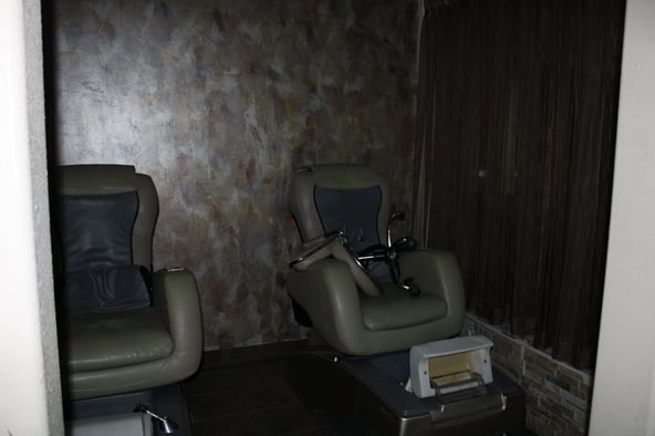 Turnkey Salon Space for Lease – Fully Built-Out with Stations and Mirrors