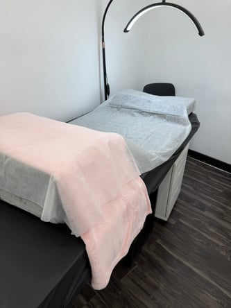 Lash/Brow Booth in Sherman Oaks on Ventura Blvd – Utilities Included