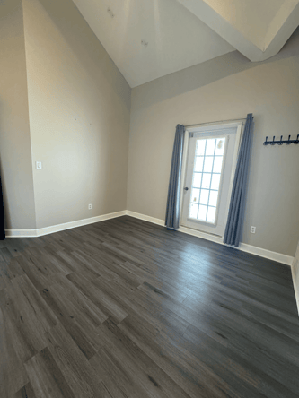 Luxury and NEWLY-RENNOVATED Salon Space