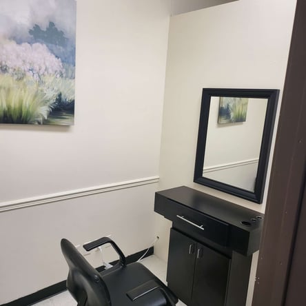 Salon Rooms And Booth Available For Rent . ☆☆☆☆☆ 5 Star Rating !