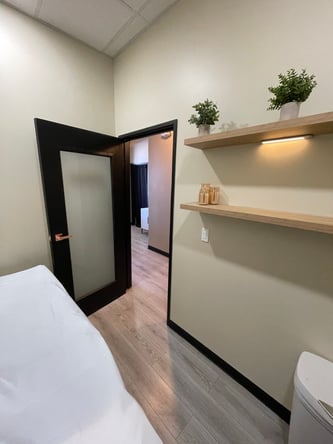 Highlands Ranch – Esthetician Room for Rent, right next to town center!