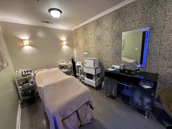 2 WEEKS FREE + All-Inclusive Booth Rental in Granada Hills — $265/Week