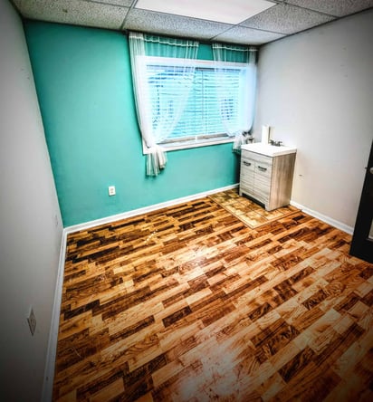 Luxury Salon Suites in Pearland — Fully Furnished & All Utilities Included!