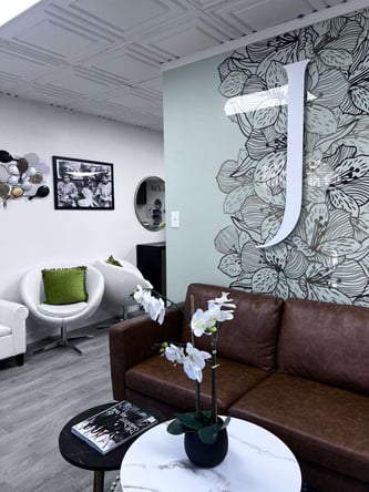 Salon station for rent in Downtown Downey. Cute and stylish salon with many amenities included!